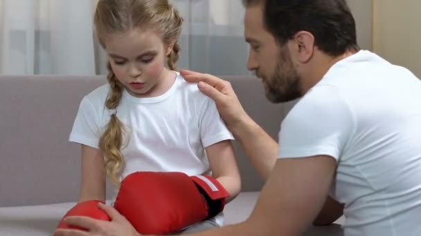 Padre hablando con la hija después del entrenamiento de caja, confiando en la relación con el niño — Vídeos de Stock