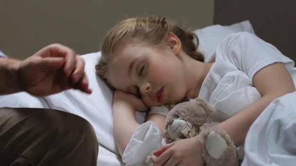 Sonriente padre acariciando la cabeza de la hija dormida, mirando con amor, paternidad — Vídeos de Stock