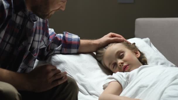 Papá feliz mirando a la hija dormida, acariciando su cabeza con amor, paternidad — Vídeos de Stock