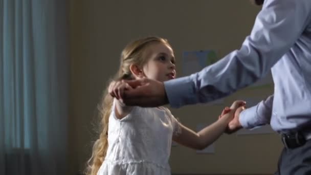 Дочь танцует с отцом дома, нежные отношения, проводит время вместе — стоковое видео