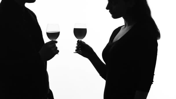 Jonge man met wijnglas flirten vrouw, kennismaking op feestje, vergadering in bar — Stockvideo