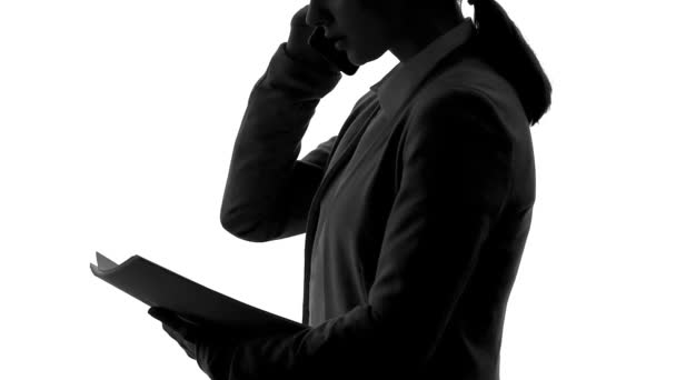 Vrouwelijke manager praten over telefoon met client, werkende zakenvrouw, carrière — Stockvideo