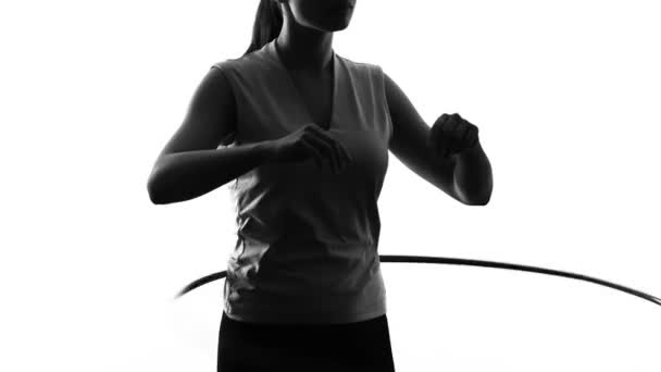 Joven mujer del deporte retorciendo hula hoop, estilo de vida fitness, cintura delgada, pérdida de peso — Vídeo de stock