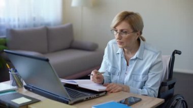 Özürlü Büyükanne notlar sırasında online ders ev, üst düzey öğrenci yapmak
