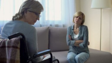 Anne ve kızı hastane, konuşmayı yanlış anlama, aile ilişkisi çatışma