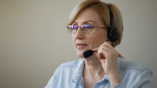 Attraktiv kvinna med headset consulting klienter av resebyrå, tjänster — Stockvideo