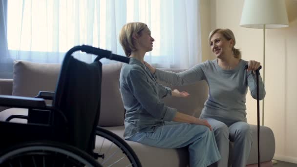 Mensen met een handicap moeder zittend op de Bank en praat met dochter, familie ondersteuning — Stockvideo