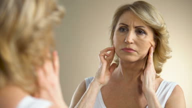 Mutsuz evde aynaya bakmak, onun yüzünü dokunaklı, süreci yaşlanma kadın yaşlı