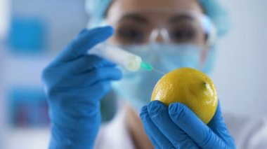 Kadın araştırmacı test sıvı limon enjekte örnek, toksikoloji deney