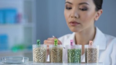 Profesyonel araştırmacı tahıl, teftiş test şişe, çiftlik pestisitler işaretleme