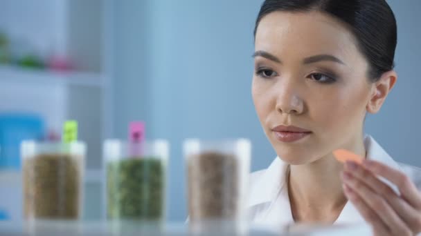 Mujer asiática investigadora marcando tubo de ensayo de trigo, control de calidad de laboratorio, agricultura — Vídeos de Stock