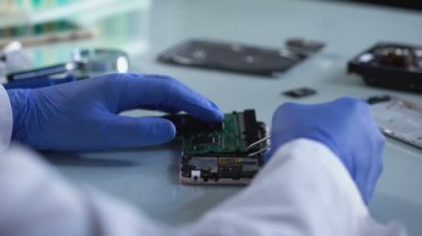 Analiz bilgisayar parçası, adli bilim deneyi, bilgi laboratuar işçisi