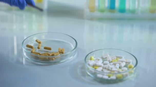 Laborangestellte überprüft Medikamententabletten, Pharmaindustrie, Nahrungsergänzungsmittel — Stockvideo