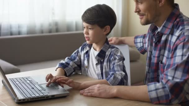 Trotse vader en zoon online winkelen op laptopcomputer, technologieën — Stockvideo