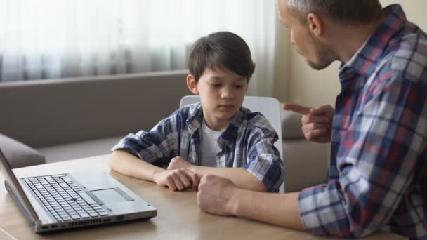 Strenge vader die zijn zoontje voor computer verslaving, familie probleem scolding — Stockvideo