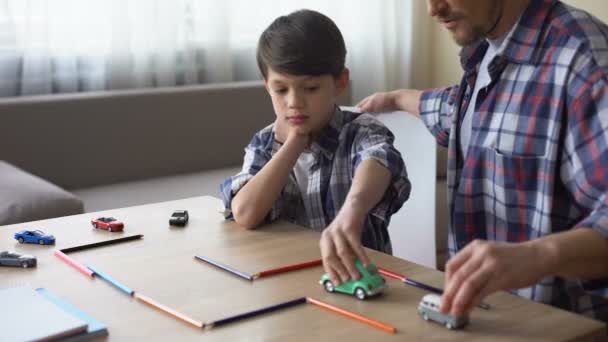 Snäll far spela leksaksbilar med sin lilla son, föräldraansvaret, samhörighet — Stockvideo