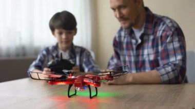 Üst düzey teknolojik oyuncak, quadcopter evde çalışma, eğleniyor bir çocuk