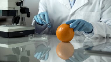 Laboratuar asistanı çözümlenirken turuncu reaksiyon sonra koruyucu enjeksiyon deney