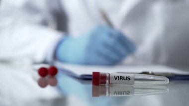 Hemşire kart, salgın virüs antikorlar kan için test sonuçlarını ekleme