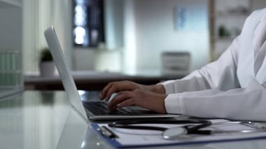 Hekim yazarak laptop, hastaların tıbbi kayıt, sağlık teknolojisi