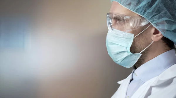 Manliga Forskare Skyddande Mask Och Skyddsglasögon Beige Bakgrund Laboratorium — Stockfoto