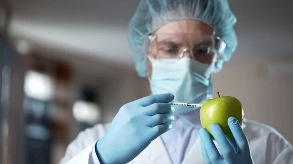 Trabajador Laboratorio Inyectando Manzana Con Productos Químicos Añadiendo Olor Jugosidad —  Fotos de Stock