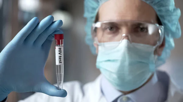 Ειδικό Εργαστήριο Κρατώντας Την Εξέταση Αίματος Για Hiv Αντισώματα Μόλυνση — Φωτογραφία Αρχείου