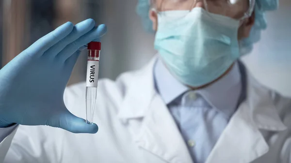 Lab Forskaren Holding Virus Prov Olagliga Kliniska Prövningar Bakteriefrigföring Tester — Stockfoto