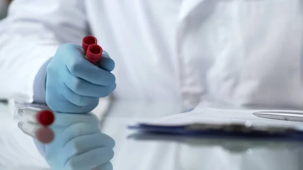 Assistente Laboratório Analisando Tubos Ensaio Com Vírus Para Preenchimento Relatório — Fotografia de Stock