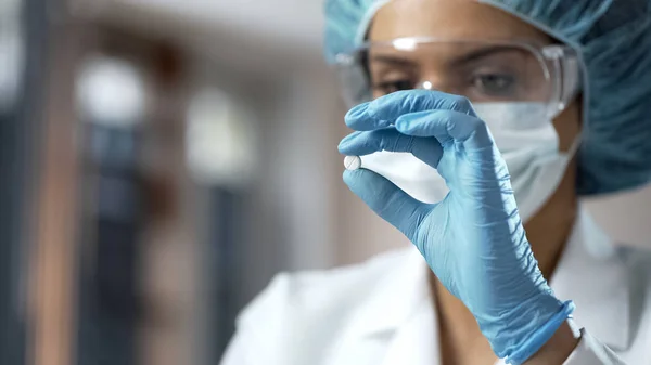 Química Feminina Olhando Para Pílula Branca Novos Testes Medicação Laboratório — Fotografia de Stock