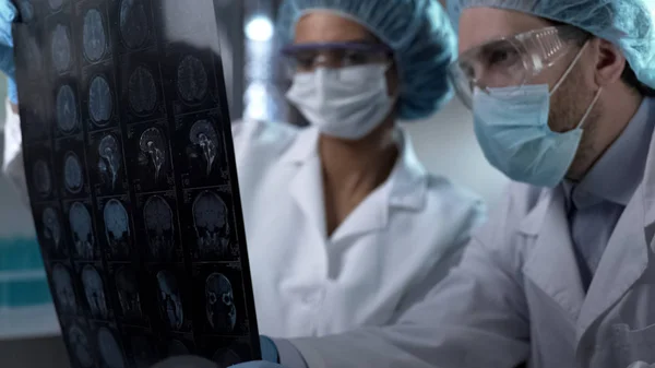 Trabajadores Médicos Mirando Resonancia Magnética Del Cerebro Humano Discutiendo Resultado — Foto de Stock