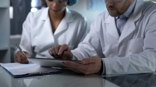 Cientista Trabalhando Tablet Assistente Feminino Fazendo Anotações Trabalho Equipe Clínica — Fotografia de Stock