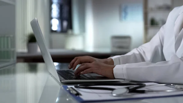 Médico Escribiendo Ordenador Portátil Historial Médico Los Pacientes Tecnología Salud —  Fotos de Stock