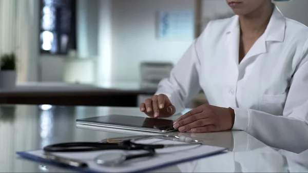 Mujer Médico Desplazarse Pantalla Tableta Comprobar Los Resultados Las Pruebas —  Fotos de Stock