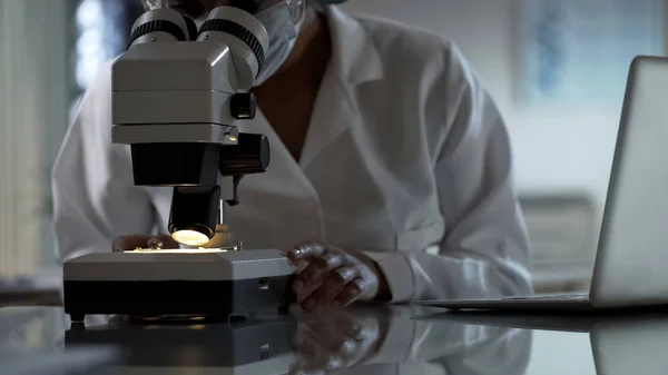 Θηλυκό Ερευνητής Ψάχνει Στο Δείγμα Δοκιμής Κάτω Από Μικροσκόπιο Εργάζεται — Φωτογραφία Αρχείου