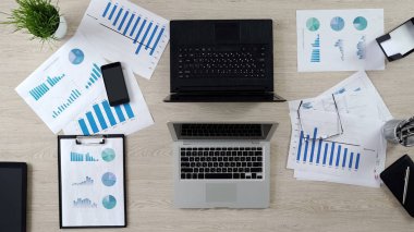 Birbirimizi küçük şirket ofis alanı ve gizlilik eksikliği karşısında iki adet dizüstü bilgisayar