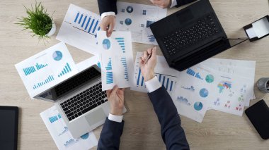 Şirket çalışanları birlikte, istatistik tartışırken görüşleri, paylaşımı görünümü en iyi