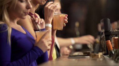 Parti veren, sayaç bar yakınındaki alkollü kokteyller tatmak güzel genç bayanlar