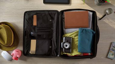 Eğlenceli yaz yolculuk, yurtdışında seyahat öncesi yolcuları çantada kamera Paketli