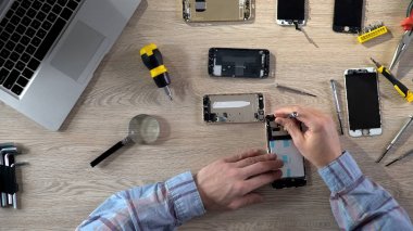 Kırık telefonları inceleyerek yükseltme ve becerikli, Bakımı tamir uzmanlar