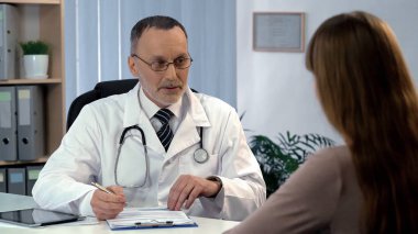 Aile hastaya dinleme, tıbbi sigorta, sağlık bakım doldurma doktor