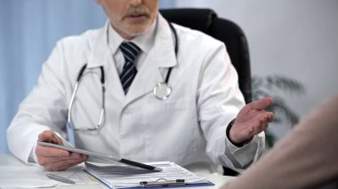 Doktor hastaya cerrahi tedavi yararları tartışırken, tanı söylüyorum