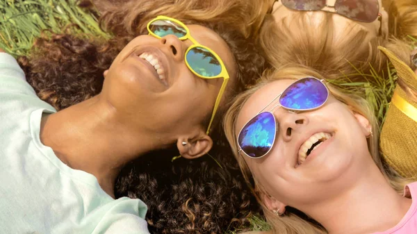 Крупный План Лица Друзей Счастливые Девушки Лежащие Траве Многорасовая Дружба — стоковое фото