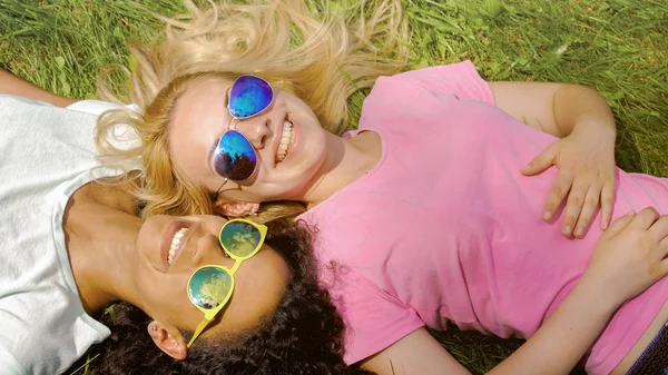 Twee Vriendinnen Liggen Gras Park Geniet Zomer Weekend Vriendschap — Stockfoto