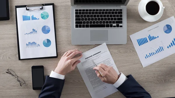 Reiche Männer Lesen Und Lernen Kaufvertrag Büro Geschäft Draufsicht — Stockfoto