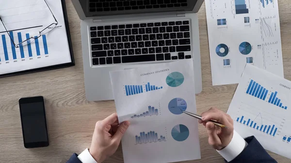 Verksamhet Man Analysera Företaget Statistik Jämförs Med Data Laptop — Stockfoto