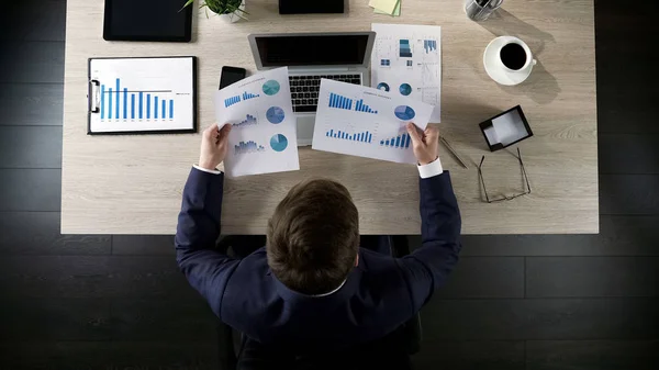 Homme Affaires Surmené Assis Table Comparant Deux Graphiques Vue Dessus — Photo