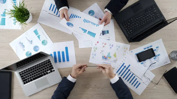 Manager Prüfen Geschäftsdiagramme Diskutieren Finanzbericht Brainstorming — Stockfoto