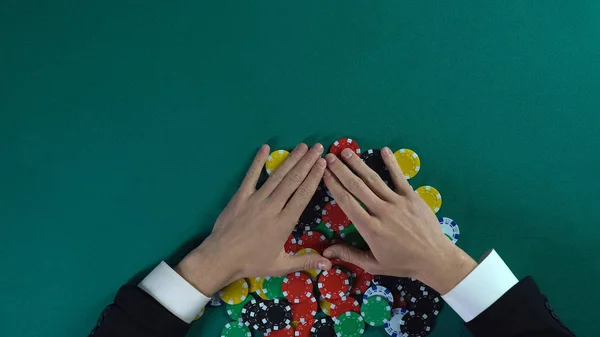 Vencedor Regozijando Todas Fichas Após Jogo Poker Homem Ganancioso Levando — Fotografia de Stock