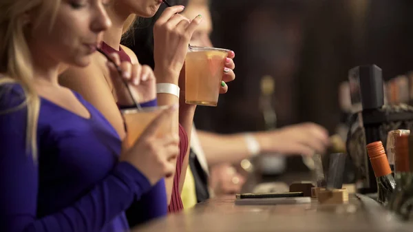 Όμορφες Κοπέλες Πάρτι Απολαμβάνοντας Κοκτέιλ Αλκοολούχα Κοντά Γραμμή Μετρητή — Φωτογραφία Αρχείου